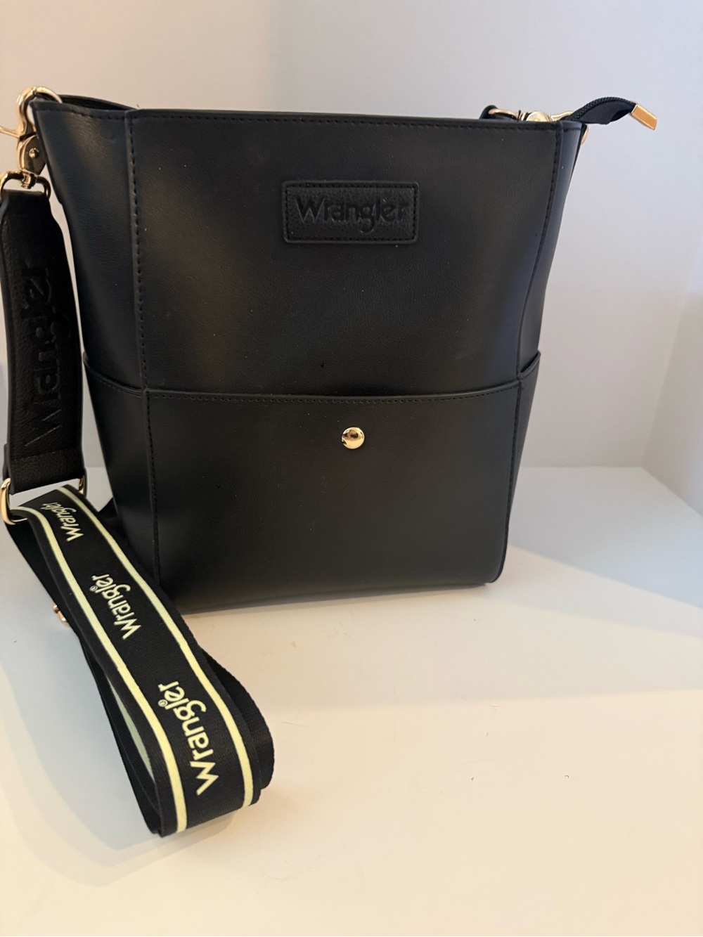 NWOT Wrangler Black Bucket Crossbody Bag Gold Hardware Logo Strap